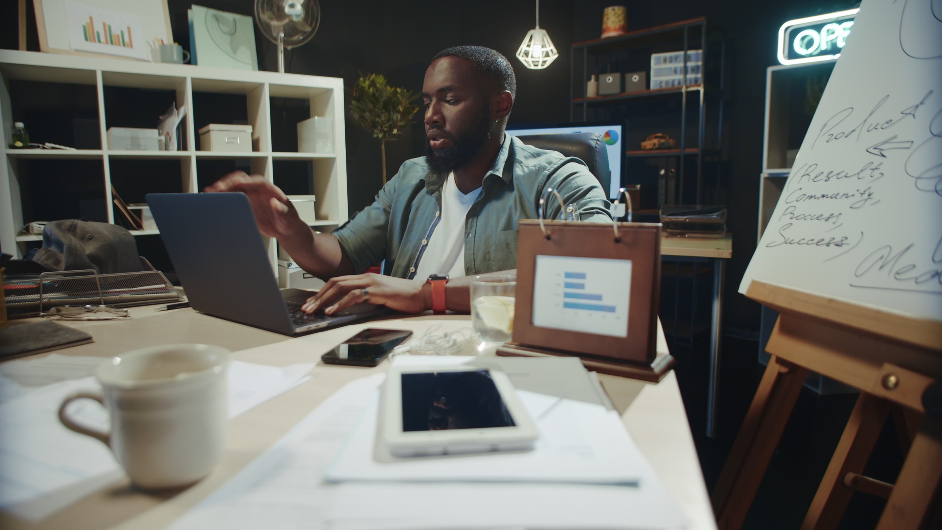 Entrepreneur freelance travaillant à son ordinateur